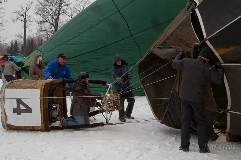 Elk_zima_2012_060.jpg - Załoga Darka z balonem Andrzeja G...