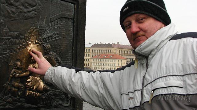 IMG_2103.JPG - Praga - postać św. Jana Nepomucena na Moście Karola